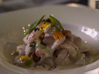 I piatti pi� richiesti sono la ceviche e la causa. Il primo � composto da verdure e pezzi di ceviche (branzino), ai quali si unisce l�Aji Amarillo (il peperoncino) e la leche de tigre, un marinato alla base di agrumi, cipolla e pepe...